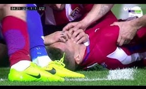 Fernando Torres suffers horrible head injury causing panic on the pitch