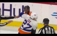 Philadelphia Flyers forward Wayne Simmonds goes toe-to-toe with the New York Islanders’ Anders Lee