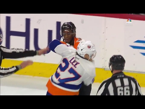 Philadelphia Flyers forward Wayne Simmonds goes toe-to-toe with the New York Islanders' Anders Lee