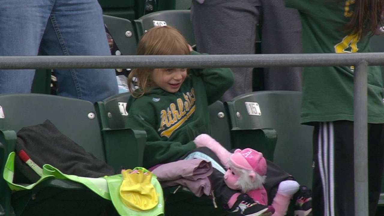 Dad gives daughter foul ball but she ends up throwing it away