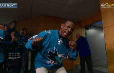 Rickey Henderson pumps up San Jose Sharks fans