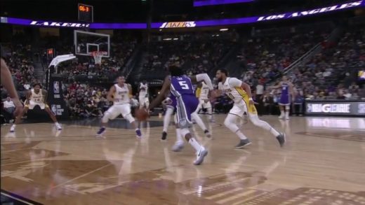 De’Aaron Fox bursts to the rim and finishes over Julius Randle