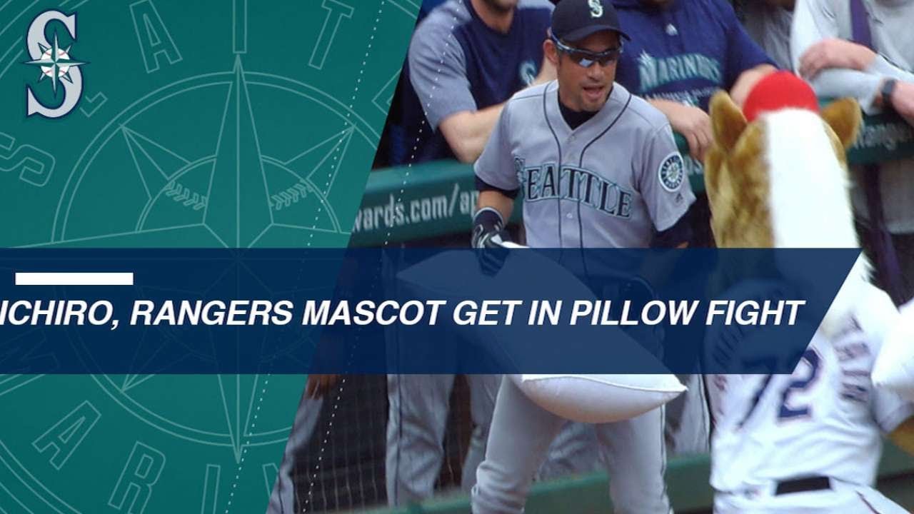Ichiro & Rangers Mascot go to Battle with Pillows